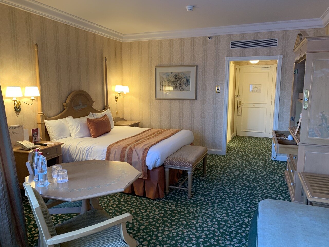 Disneyland Hotel (Paris) Review